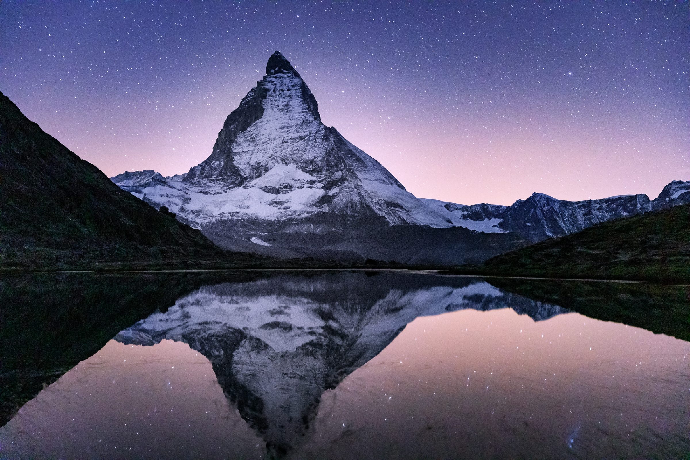 Das Matterhorn bei Dämmerung, gespiegelt im Riffelsee, unter Sternenhimmel